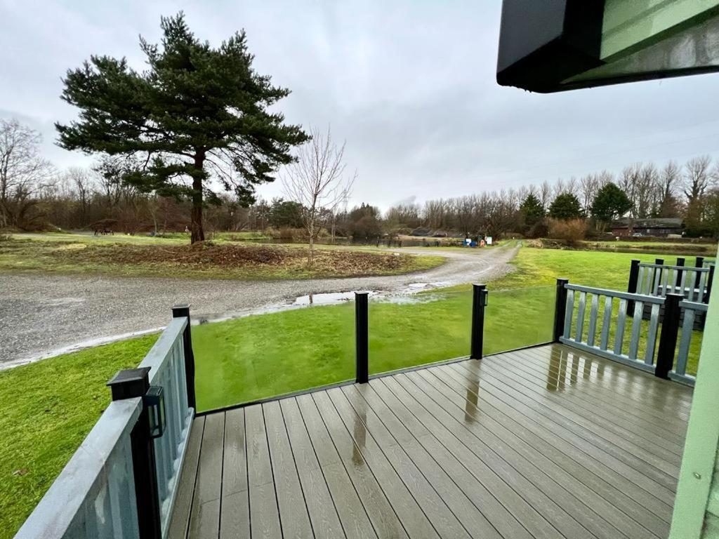2 Bedroom Lakeview Lodge - Ensuite & Balcony Deck 康福斯 外观 照片